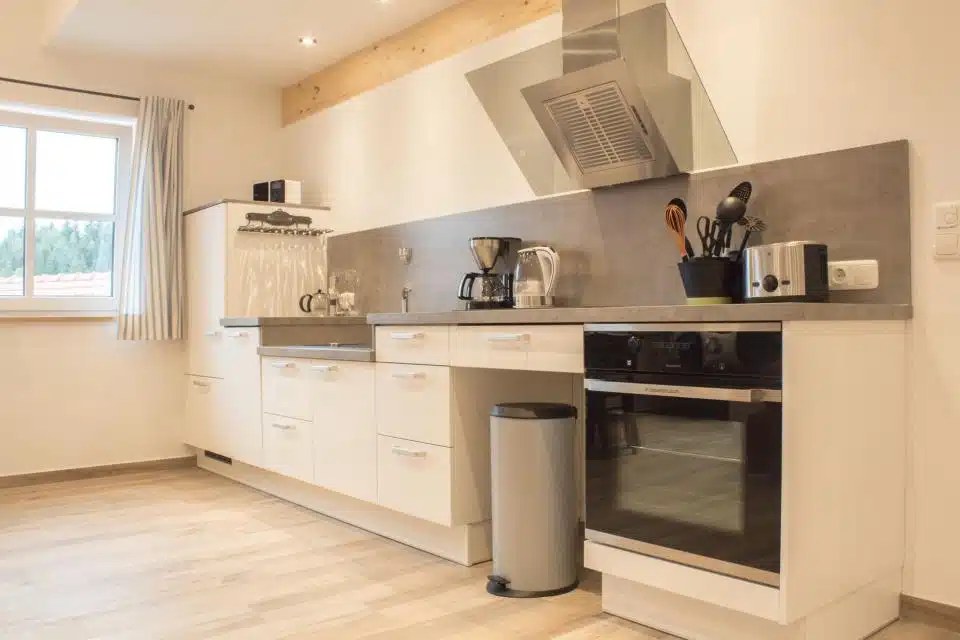 Unsere Apartments 10 Moderne keuken met lichte kleuren