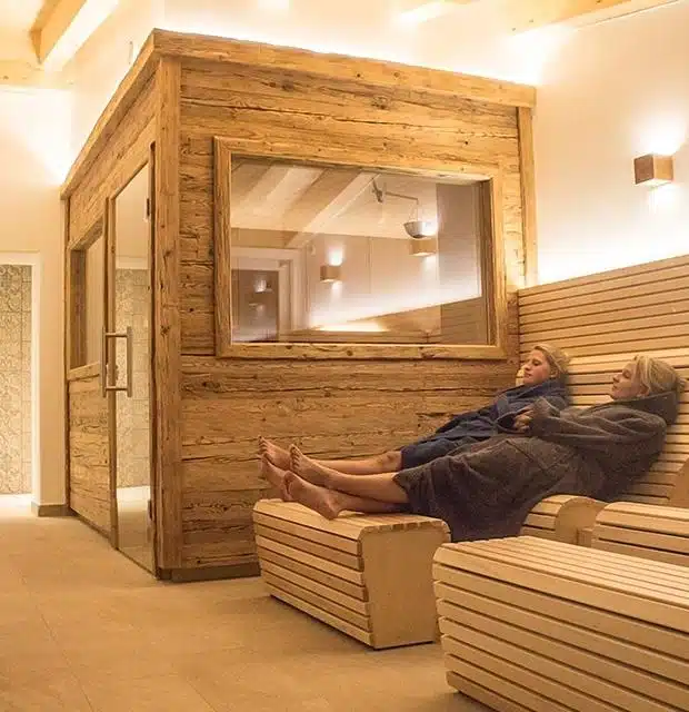 Rustige sauna met houten elementen.